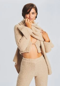 Boucle Scarf -Retrofete Clothing Shop Ecommerce Crop RF eComm 220920 Set2 SHOT 03 0291E 3125caea 97f9 4677 b360 d38976871830