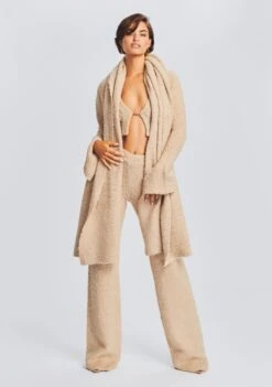 Boucle Scarf -Retrofete Clothing Shop Ecommerce Crop RF eComm 220920 Set2 SHOT 03 0325E